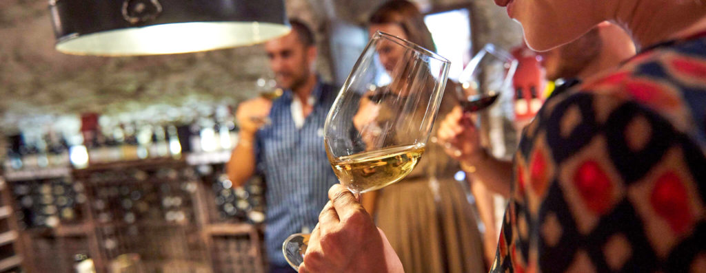 Un groupe de personnes faisant une dégustation de vin