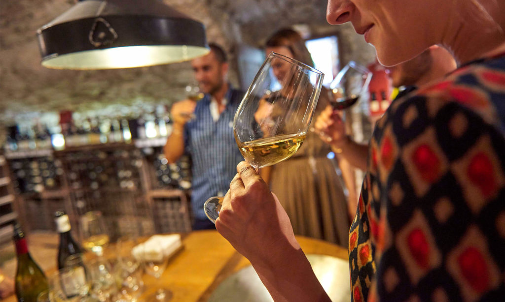 Un groupe de personnes faisant une dégustation de vin