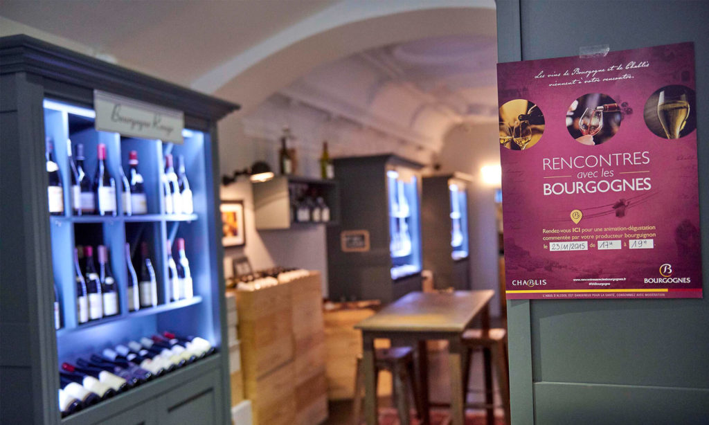 Aperçu d'une cave à vin avec l'affiche des Rencontres avec les Bourgognes