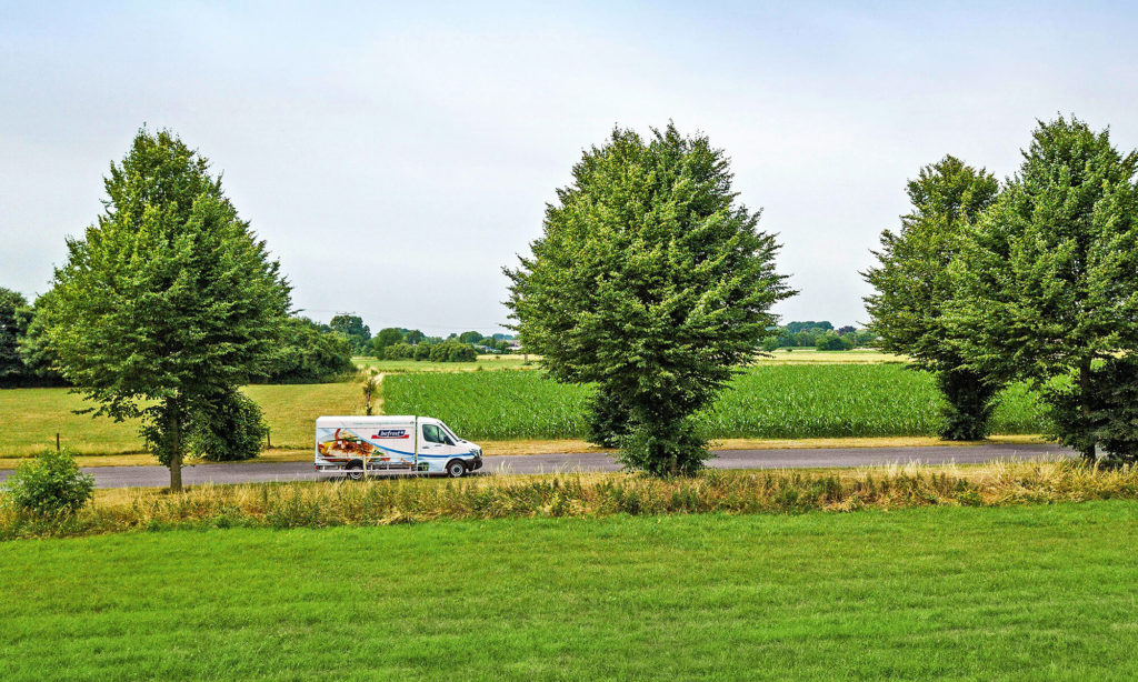 Camion de livraison bofrost* sur une route de campagne