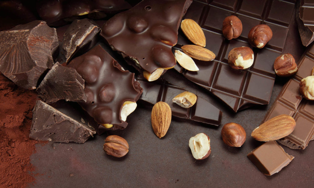 Morceaux de chocolat avec amandes et cacao