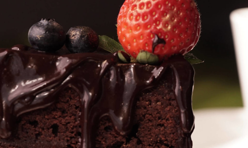 Zoom sur une part de gâteau au chocolat avec une fraise