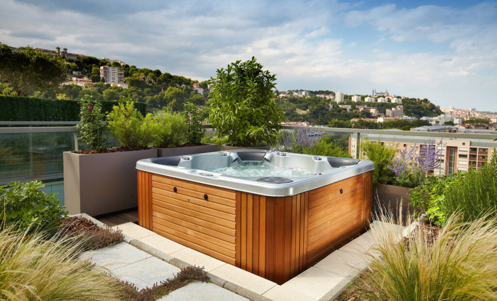 Jacuzzi en bois situé sur un toit terrasse à Lyon