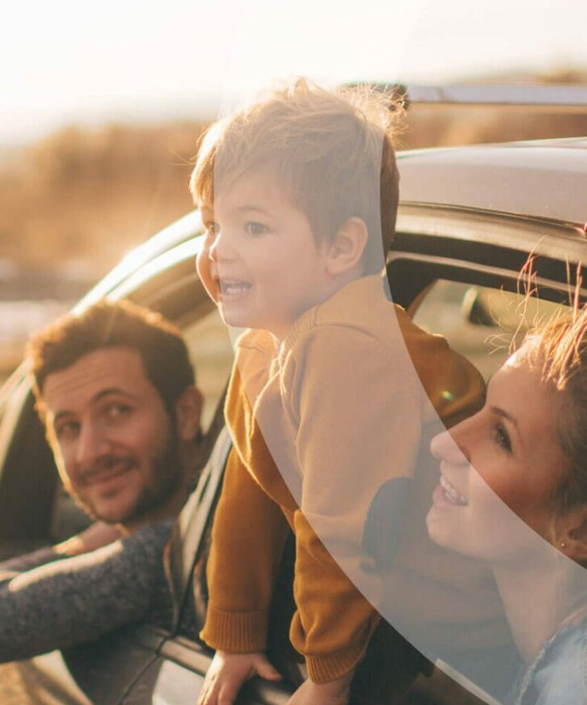 Aperçu d'une famille heureux dans une voiture