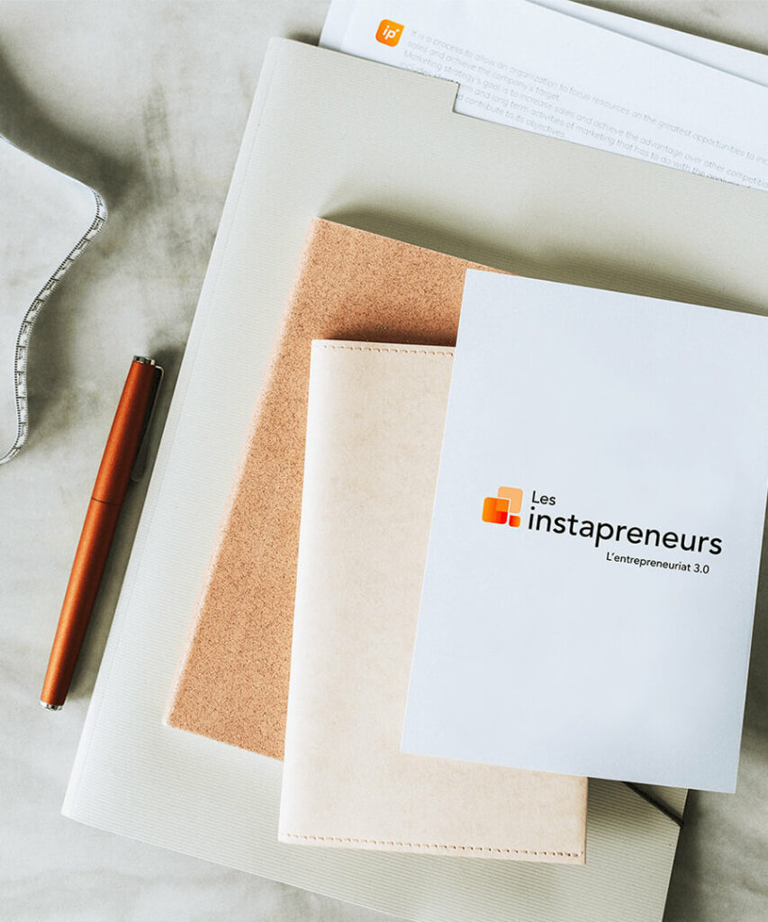 Carnets et stylo avec le logo Les Instapreneurs