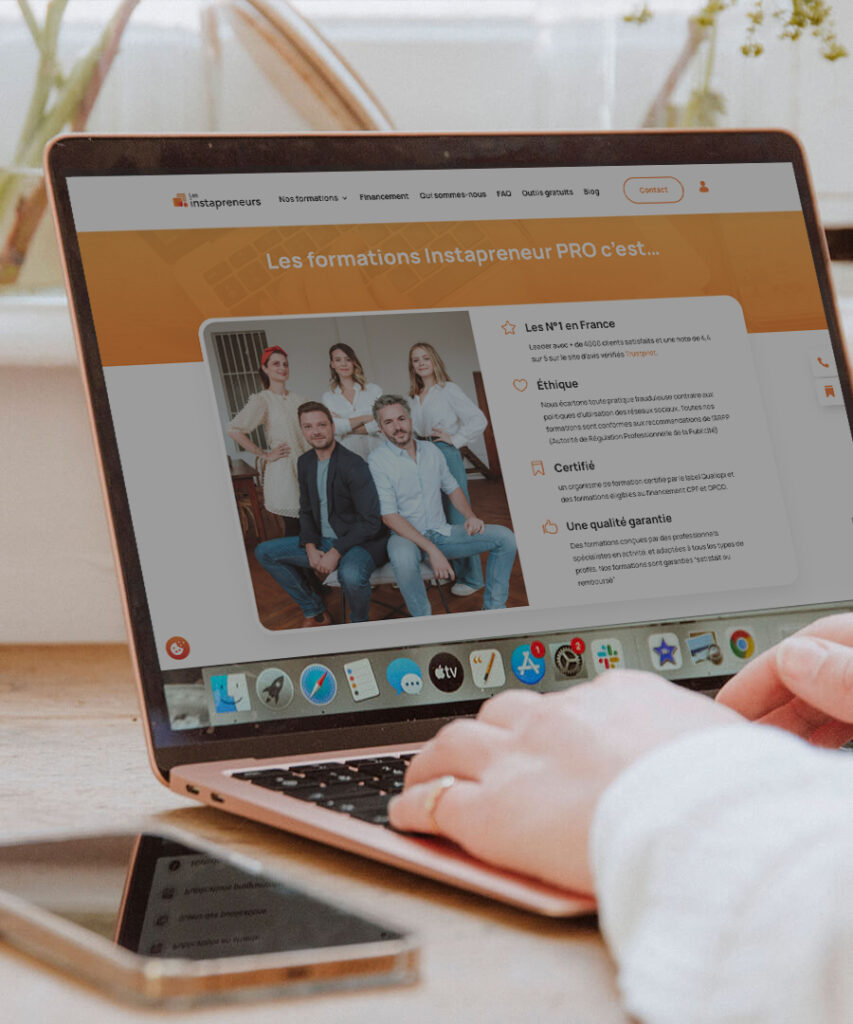 Photo d'un ordinateur ouvert sur la page d'accueil sur site